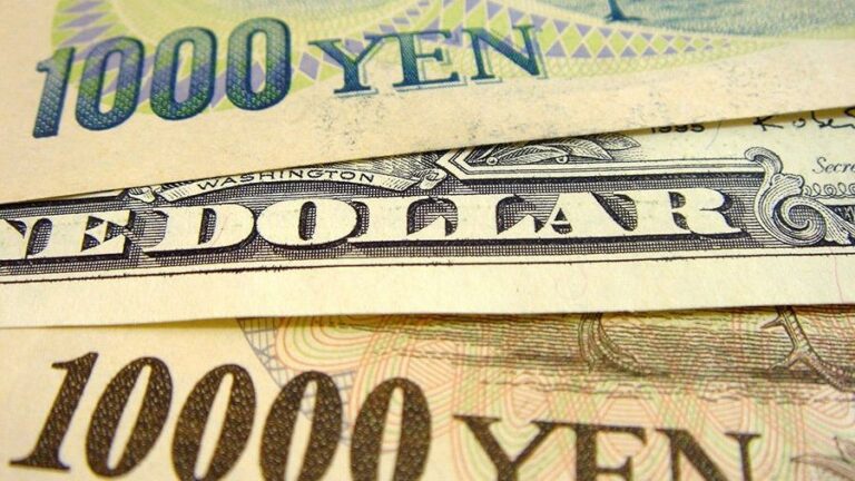 Доллар не устоял перед рисковыми валютами: что ожидает USD