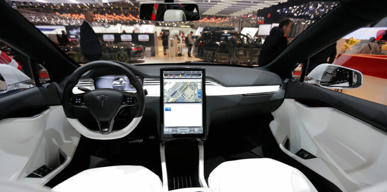 Капитализация Tesla рухнула на треть: почему дешевеют акции автогиганта