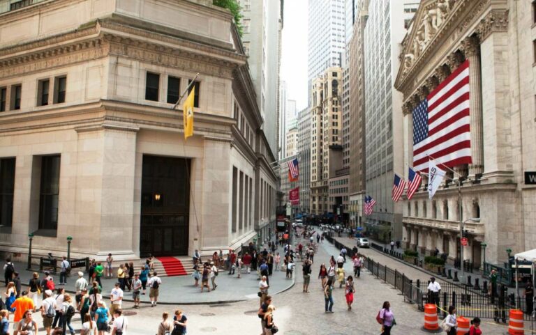 Новые рекорды на Уолл-стрит: Dow Jones и S&P 500 взлетели до очередных максимумов