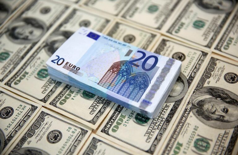 Доллар ушел вниз на закрытии межбанка, евро прибавил в весе: свежий курс