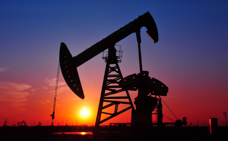 «Американские горки» на рынке нефти: цены на Brent и WTI растут после обвала накануне