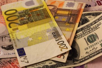 Открытие межбанка: евро восстанавливает позиции, доллар катится вниз