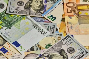 Відкриття міжбанку: долар і євро віддаляються від досягнутих раніше максимумів