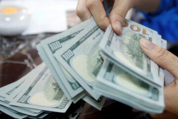«Долларопад» на межбанке: американская валюта подешевела еще на 9 копеек