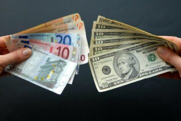 Доллар и евро преодолели психологические отметки на межбанке: свежий курс