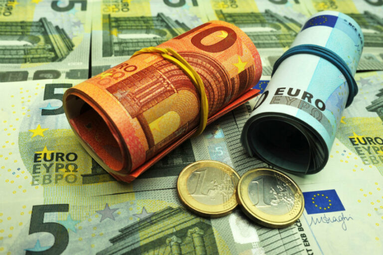 Євро тестує позаторішній мінімум: що чекає на пару EUR/USD