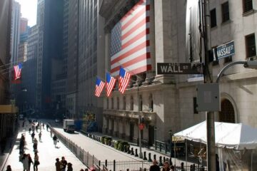 Уолл-стрит заштормило: биржи США закрылись в «красной зоне»