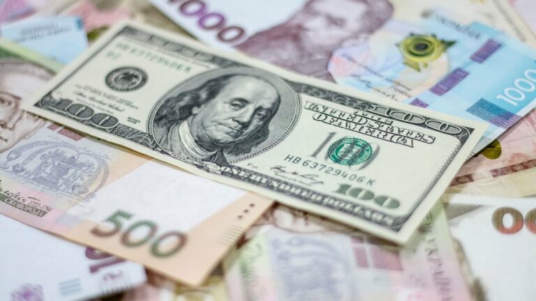 Доллар резко спикировал вниз на межбанке: свежий курс