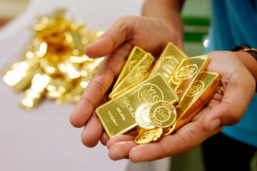 Стоимость золота рухнула ниже $1700 за унцию