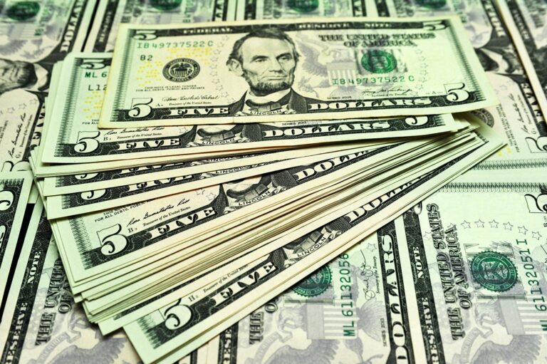 Чорна смуга для USD: індекс долара за підсумками місяця може впасти на 2,8%