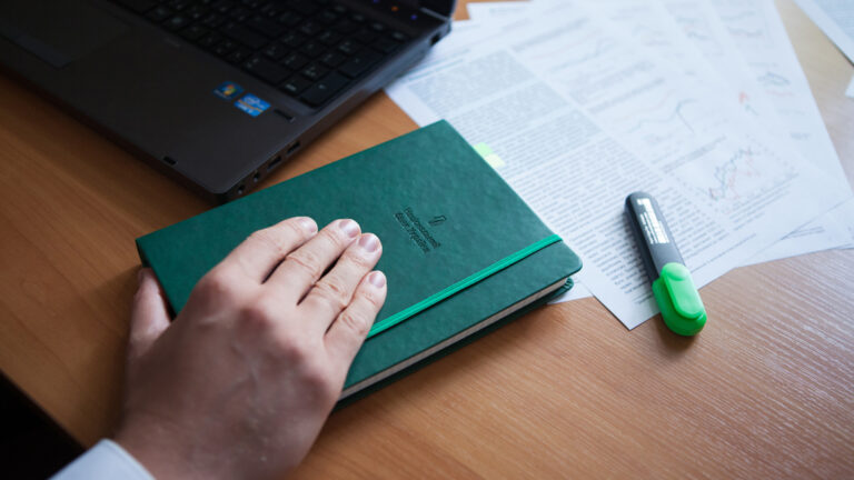 Підвищення облікової ставки підтримали всі, але було й «спірне» питання: подробиці квітневого засідання НБУ