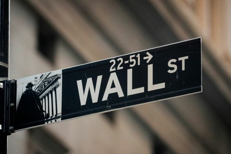 Шторм на Уолл-стрит: Nasdaq рухнул на 1,88%, Dow Jones устремился вверх
