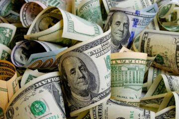 Доллар и евро возобновили ралли на межбанке: свежий курс