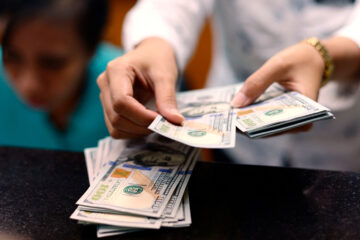 Доллар возобновил падение на межбанке: свежий курс