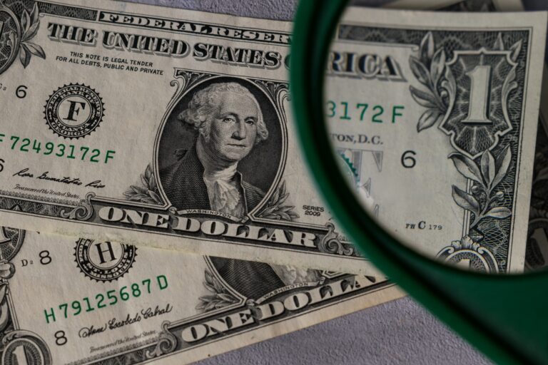 Закрытие межбанка: доллар приближается к отметке 27 грн/$