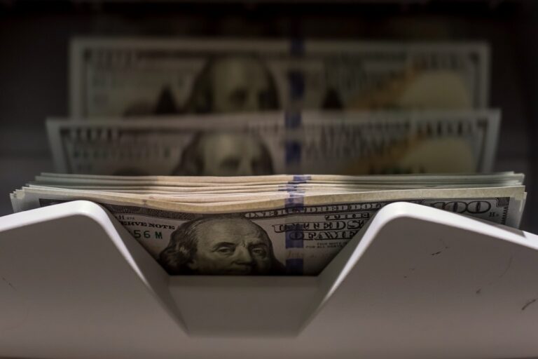 Доллар и евро продолжают сдавать позиции на межбанке: свежий курс