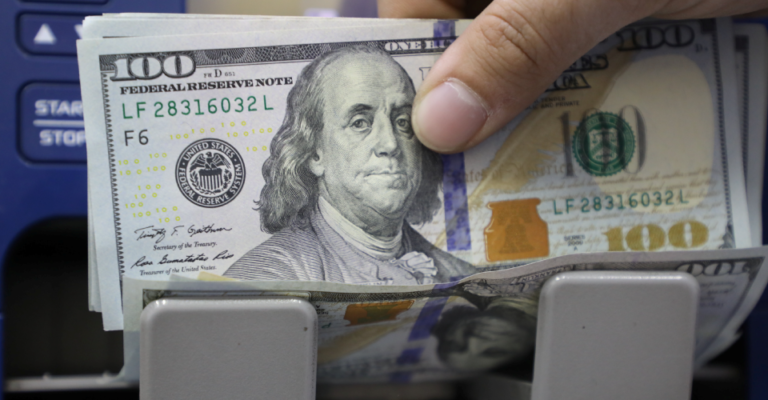 Украинцы резко сократили продажу валюты банкам