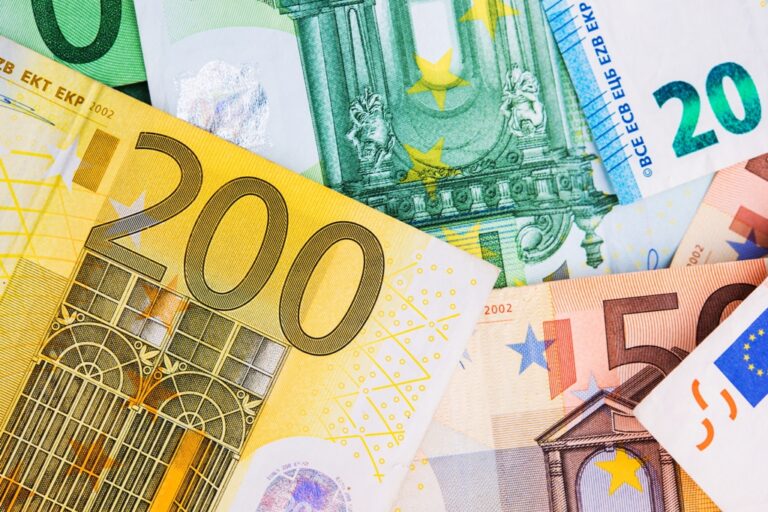 Заявки на покупку валюты в рамках е-лимитов составляют не более 7-8% – банкир