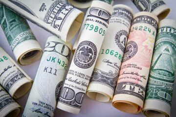 Доллар возобновил рост на межбанке: свежий курс