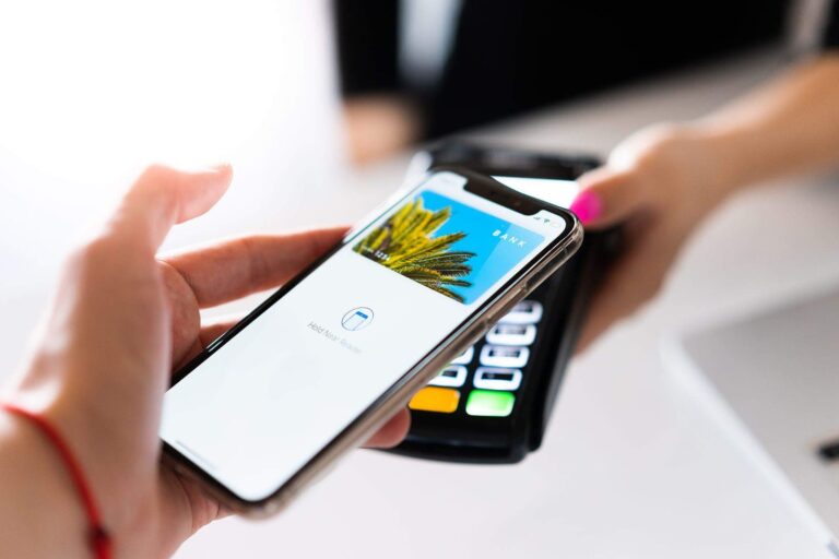 Банкіри про «ефект NFC»: Українці почали втрачати інтерес до «фізичного» пластику