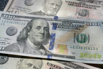 Открытие межбанка: доллар и евро продолжают катиться вниз
