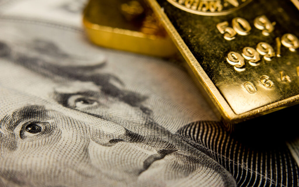 Доллар и золотой слиток