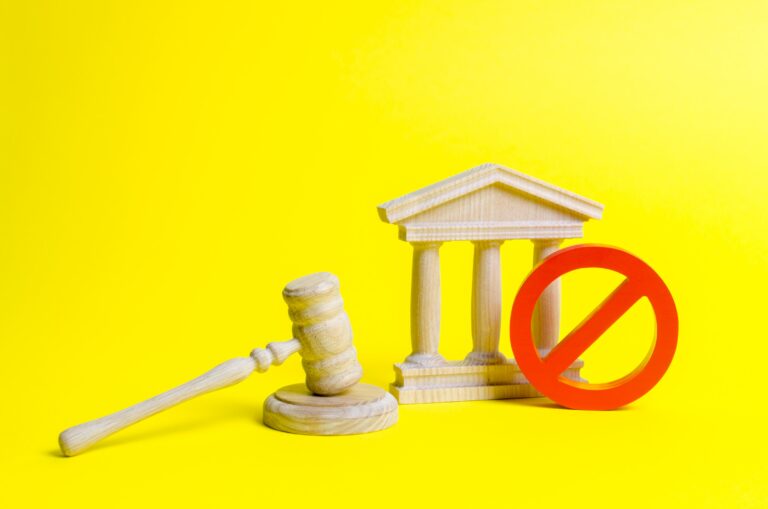 Більше контролю: за що НБУ став відбирати ліцензії у гравців ринку