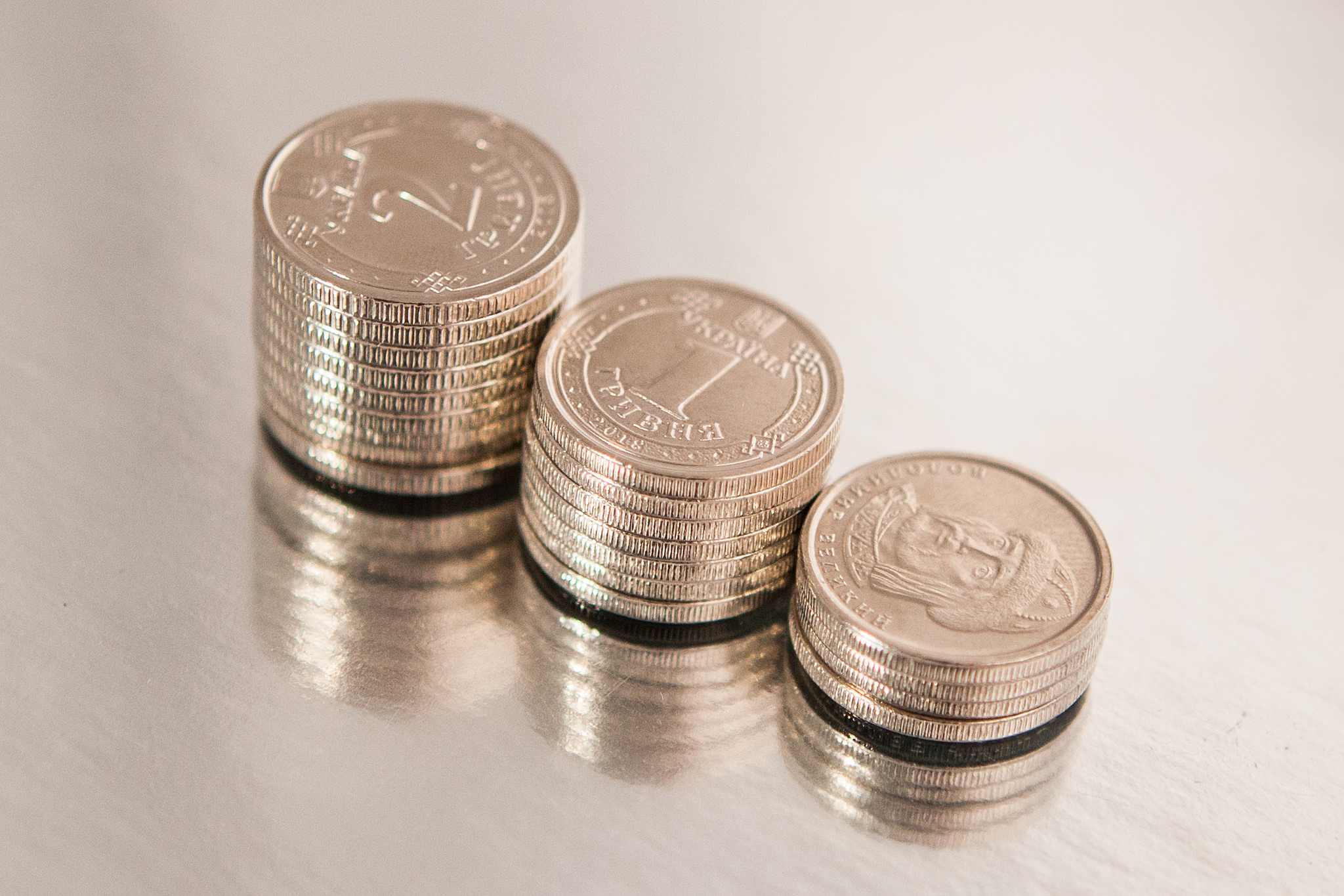 монеты номиналом 1 и 2 грн