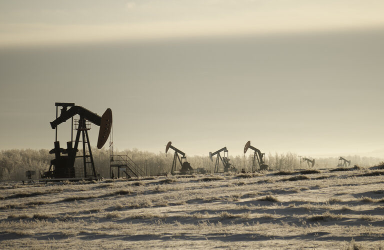 Два крупных банка повысили прогнозы цен на нефть в 2022-м: ЦИФРЫ