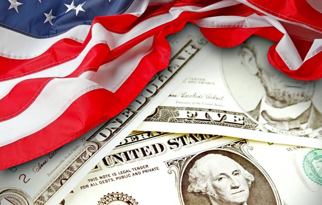 доллары и флаг США