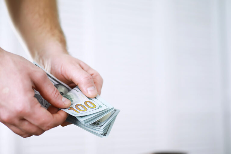 Доллар на межбанке рухнул ниже 28 грн/$: стоит ли ожидать возобновления ралли