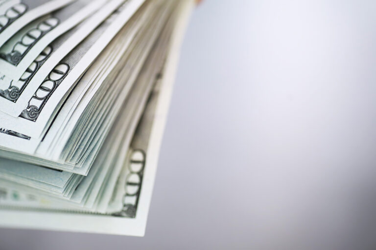 Курс в Украине отдаляется от отметки 28 грн/$: озвучен прогноз до конца недели