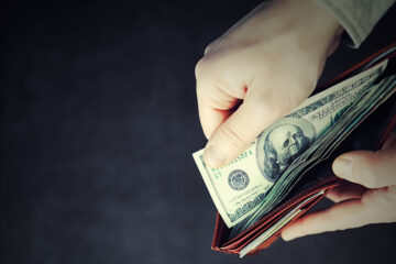 Доллар продолжает укреплять позиции на межбанке: сколько стоит валюта
