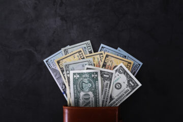 Доллар продолжает «сдуваться» на межбанке: сколько стоит валюта сегодня