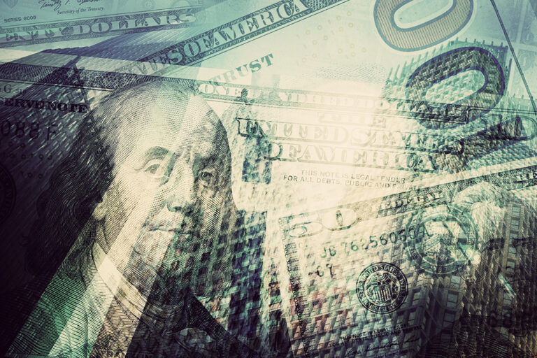 Рекордный скачок: доллар на межбанковском рынке взлетел на 66 копеек