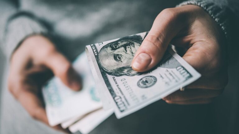 Украинцам в Венгрии, Австрии, Румынии и Молдове рассказали, где обменять гривну