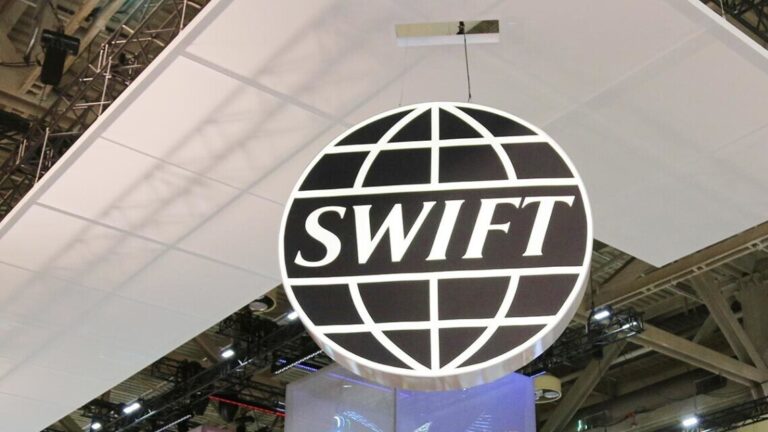 Чому від SWIFT відключають поки що не всю Росію: думки експертів