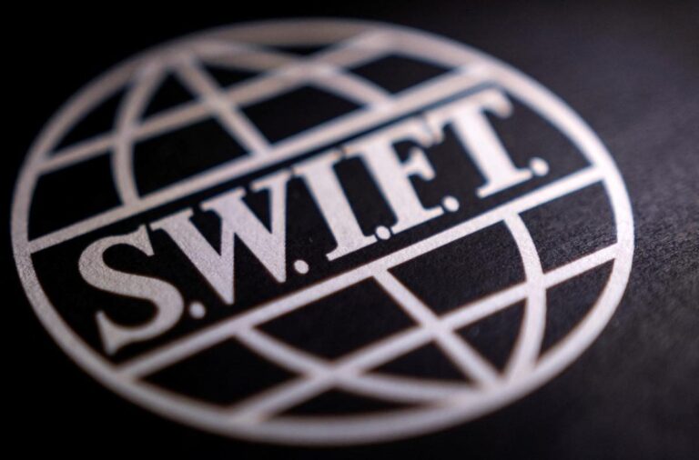 В Евросоюзе договорились об отключении от SWIFT семи банков РФ