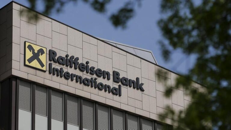 Санкции работают: о готовности уйти из РФ заявили и в Raiffeisen Bank
