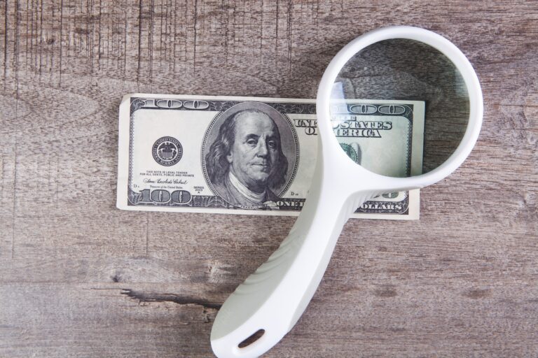 На неофициальном рынке курс доллара уже на 15% выше официального – банкир