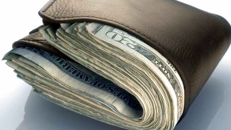 К осени курс доллара в Украине может вырасти до 40 грн/$: мнение эксперта