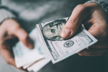 НБУ вдвое сократил чистую продажу валюты на межбанке