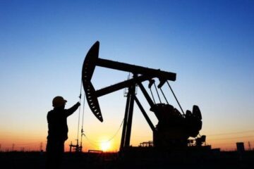 Нефть дешевеет после двухдневного ралли: сколько дают за баррель Brent	и WTI в пятницу