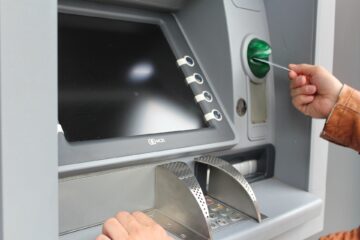 Лидерство банкоматов «пошатнулось»: украинцы стали чаще снимать деньги в магазинах и на АЗС