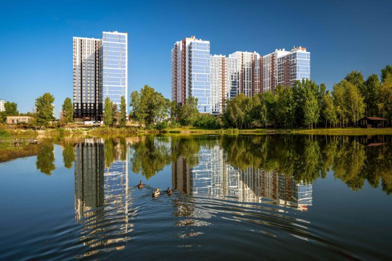 Хочу приобрести жилье на первичке, но не имею полной суммы сразу. Так что делать: брать кредит или есть более выгодные варианты?