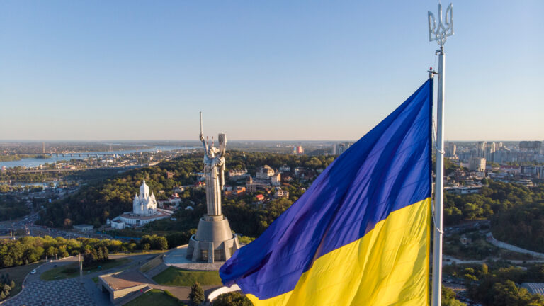Оновлені тарифи від НБУ і відновлення митних перевірок: що зміниться в Україні з 1 травня