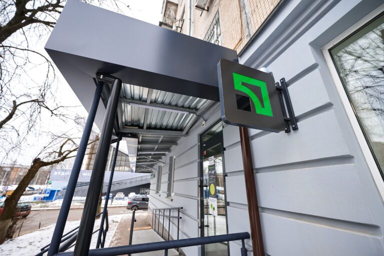 Понад 500 відділень ПриватБанку працюють в мережі Power Banking