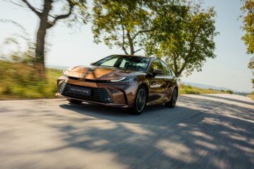 Toyota Camry: стабільне лідерство в бізнес-класі з новими емоціями за кермом