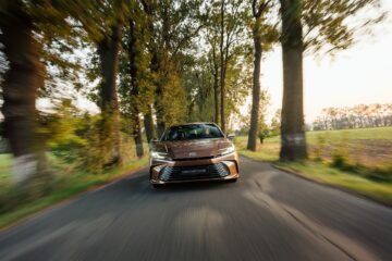 Toyota Camry: стабільне лідерство в бізнес-класі з новими емоціями за кермом