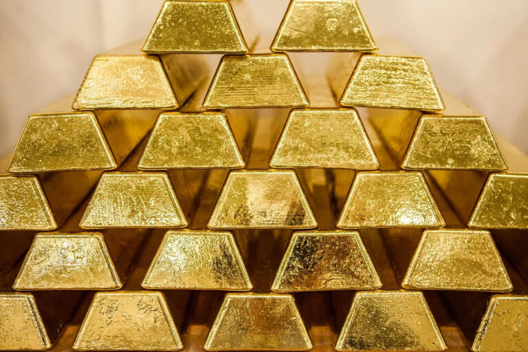 Золото опустилось ниже $4000 из-за роста интереса к рисковым активам